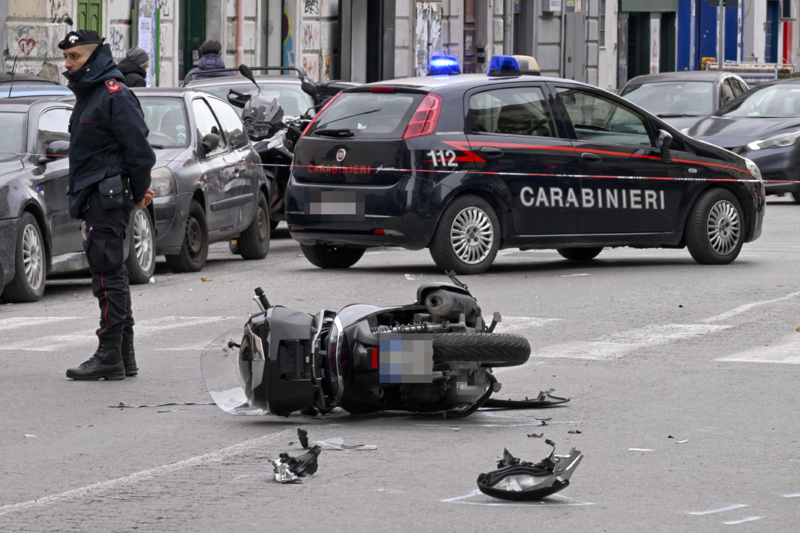 Napoli 18enne In Scooter Travolge Un Carabiniere Gravi Entrambi