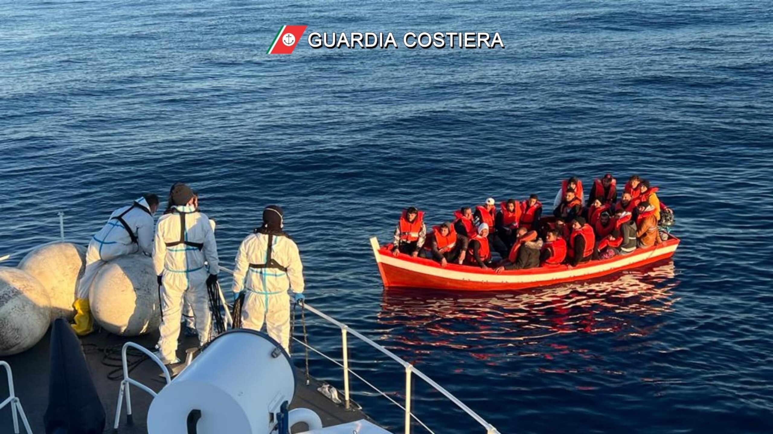 Catania In Arrivo 700 Migranti Nel Porto Allestite Due Tendostrutture