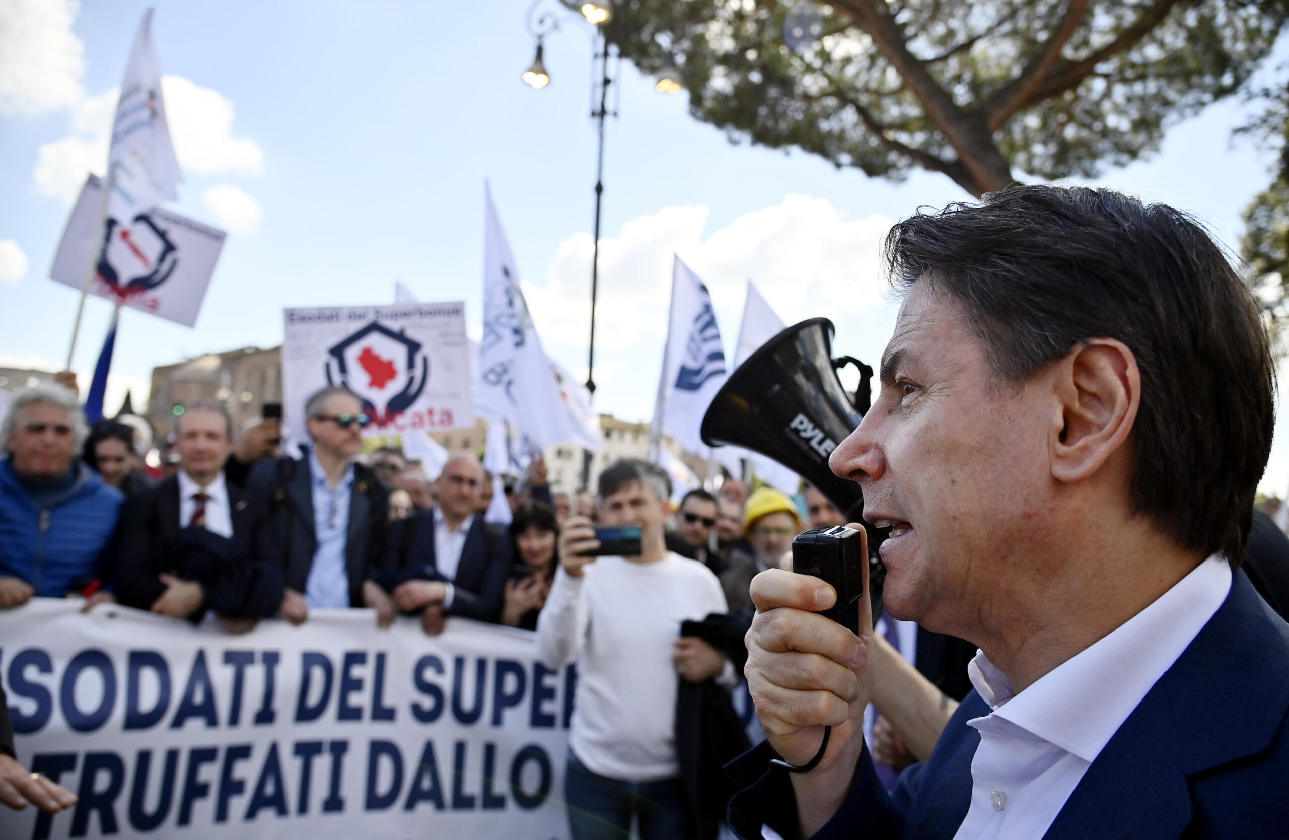 Giuseppe Conte Aggredito A Massa L Ex Premier Colpito Al Volto