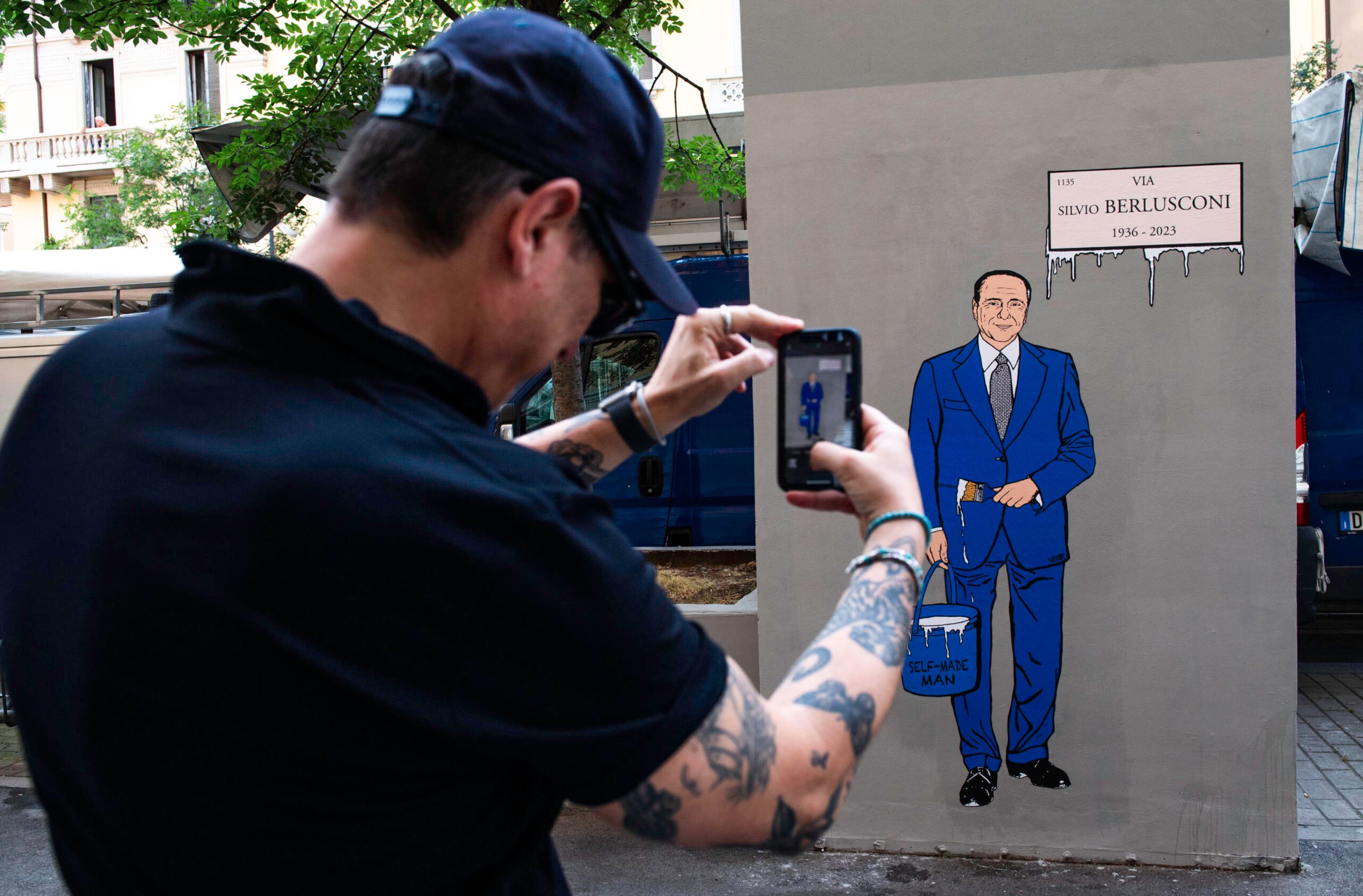 Milano Cancellato Il Murale Dedicato A Silvio Berlusconi L Opera