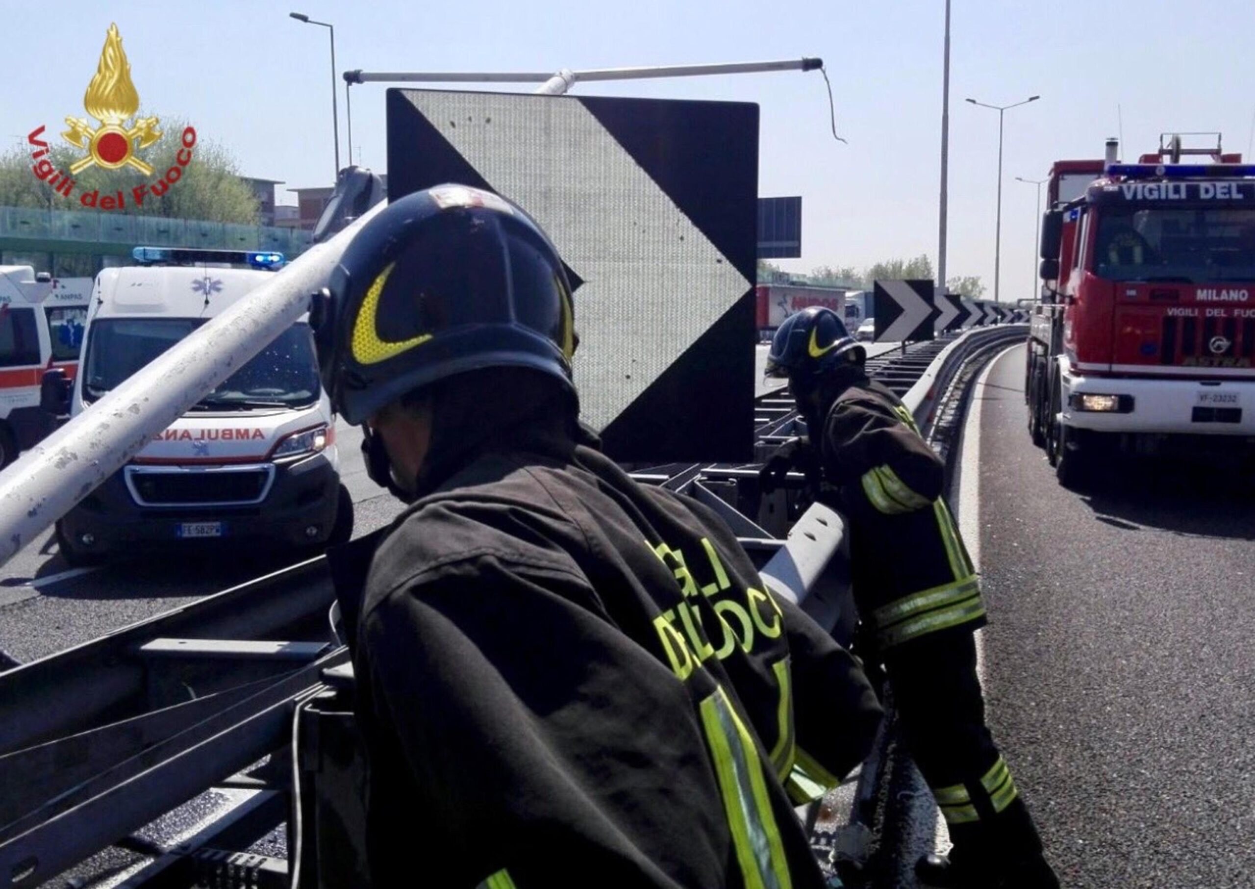 Paura A Napoli Esplode Auto In Tangenziale Gravi Un Uomo E Una Donna