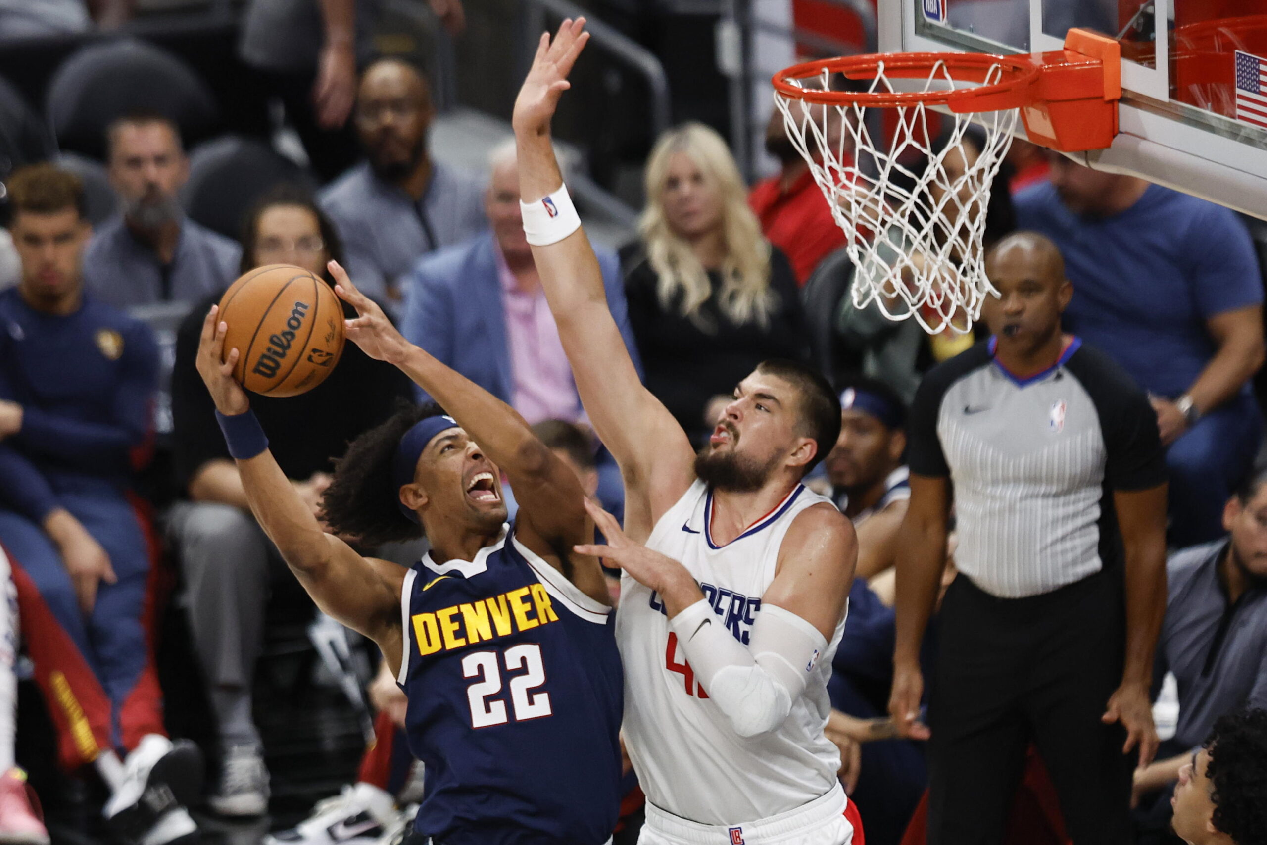 Basket Che Flores sarà il primo arbitro trans non binario in NBA