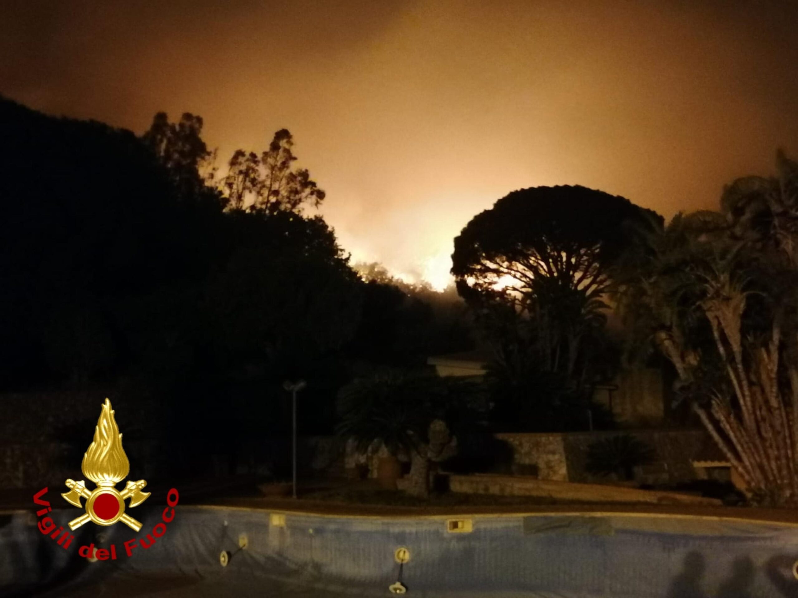 Messina Vasti Incendi Nella Zona Del Neurolesi Canadair E Vigili