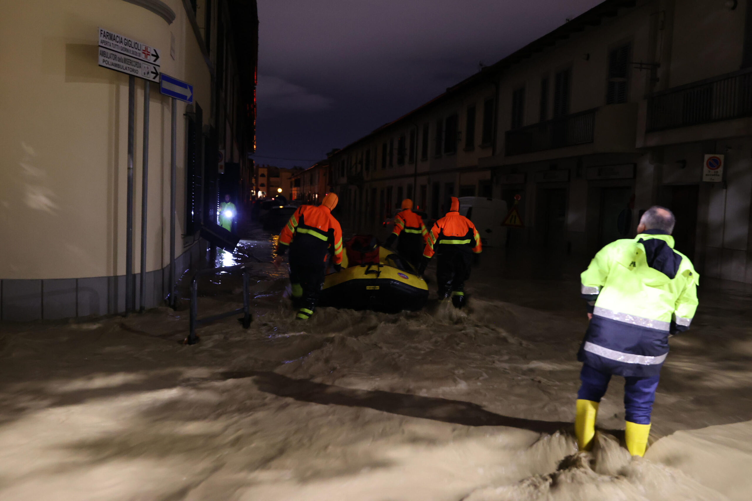 Maltempo In Italia Crollata Parete In Una Scuola In Provincia Di