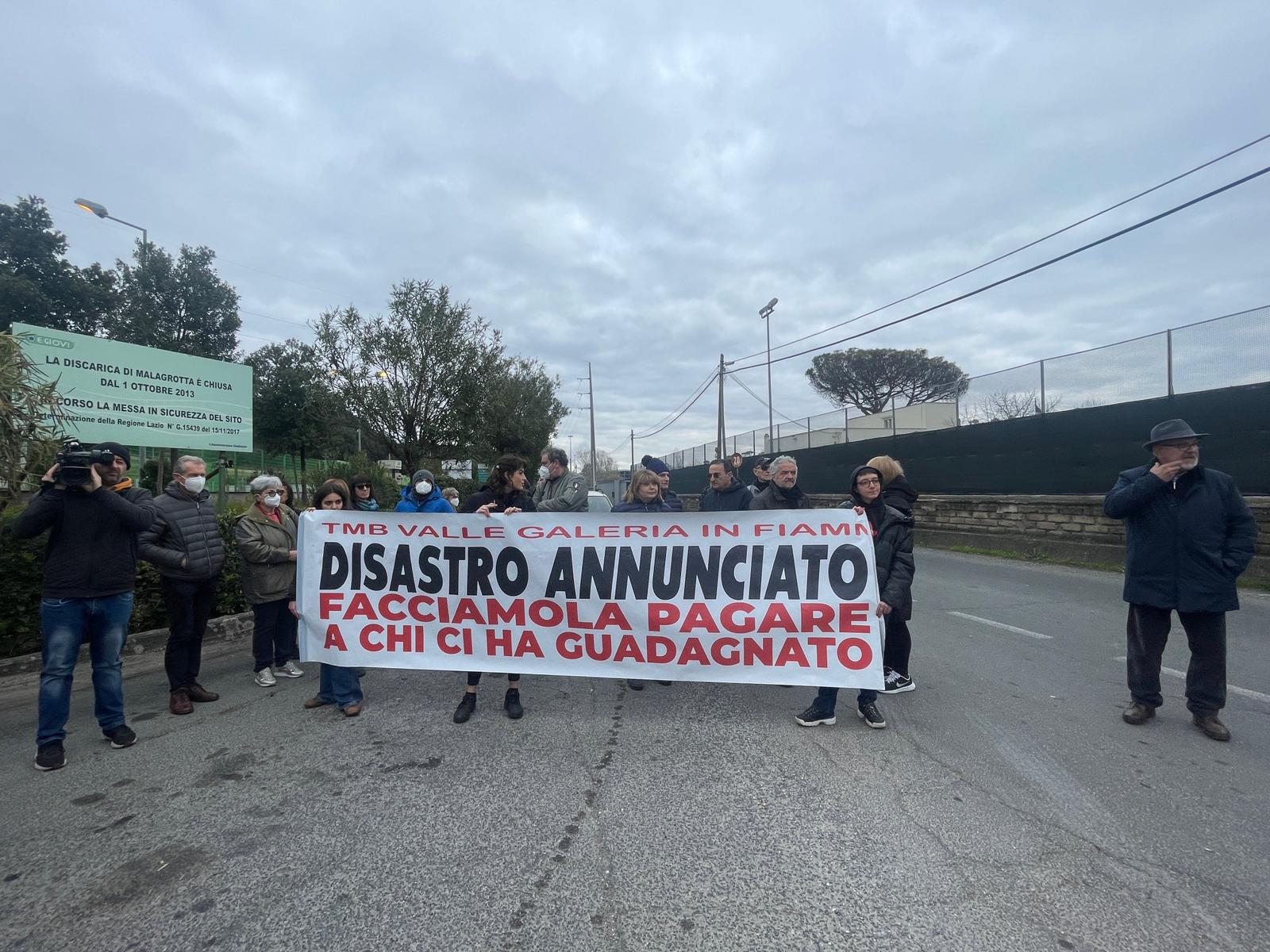 Roma Incendio Malagrotta Sit In Di Protesta Di Fronte Alla Discarica