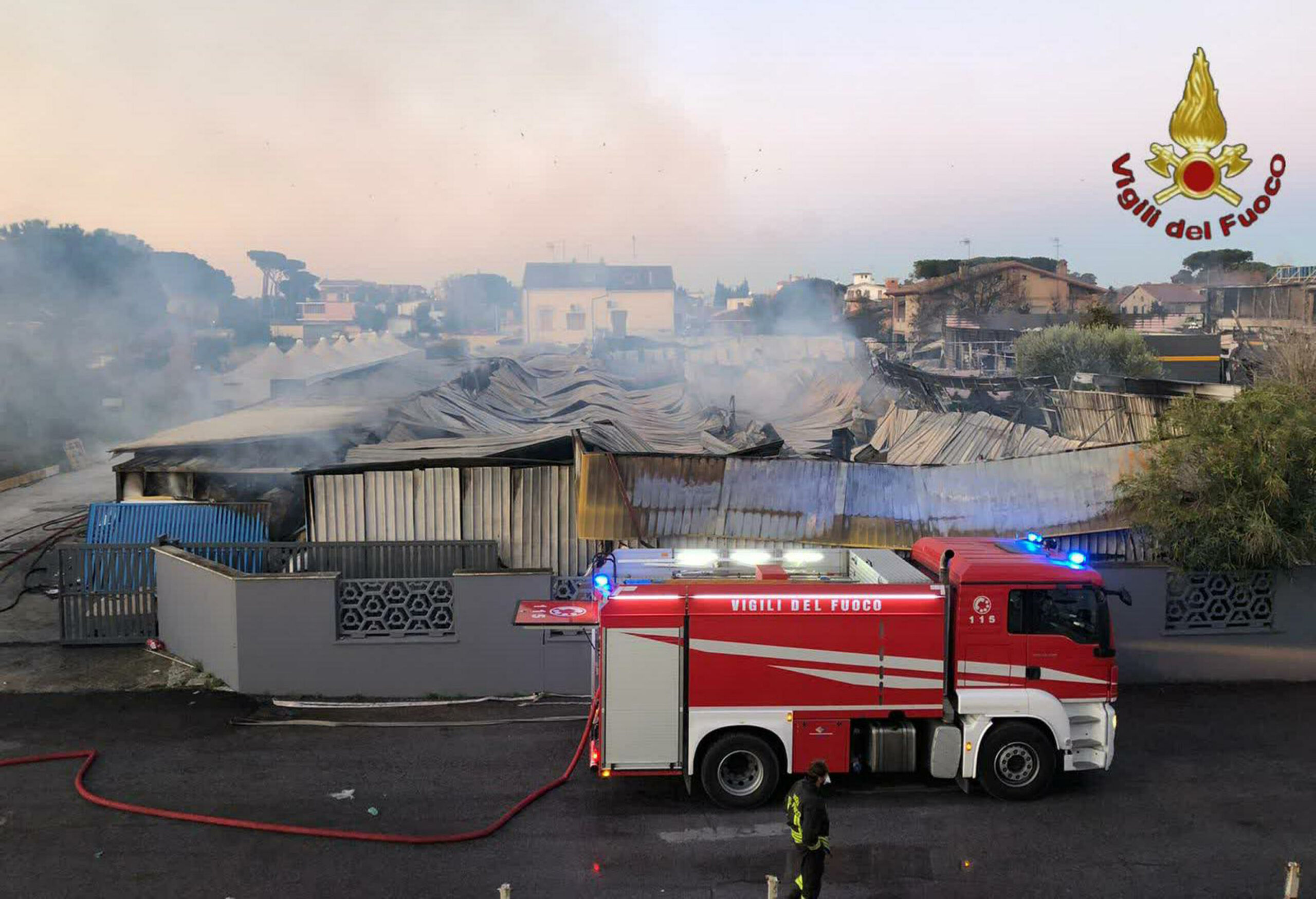 Roma Incendio All Idroscalo Di Ostia A Fuoco Alcune Baracche Due