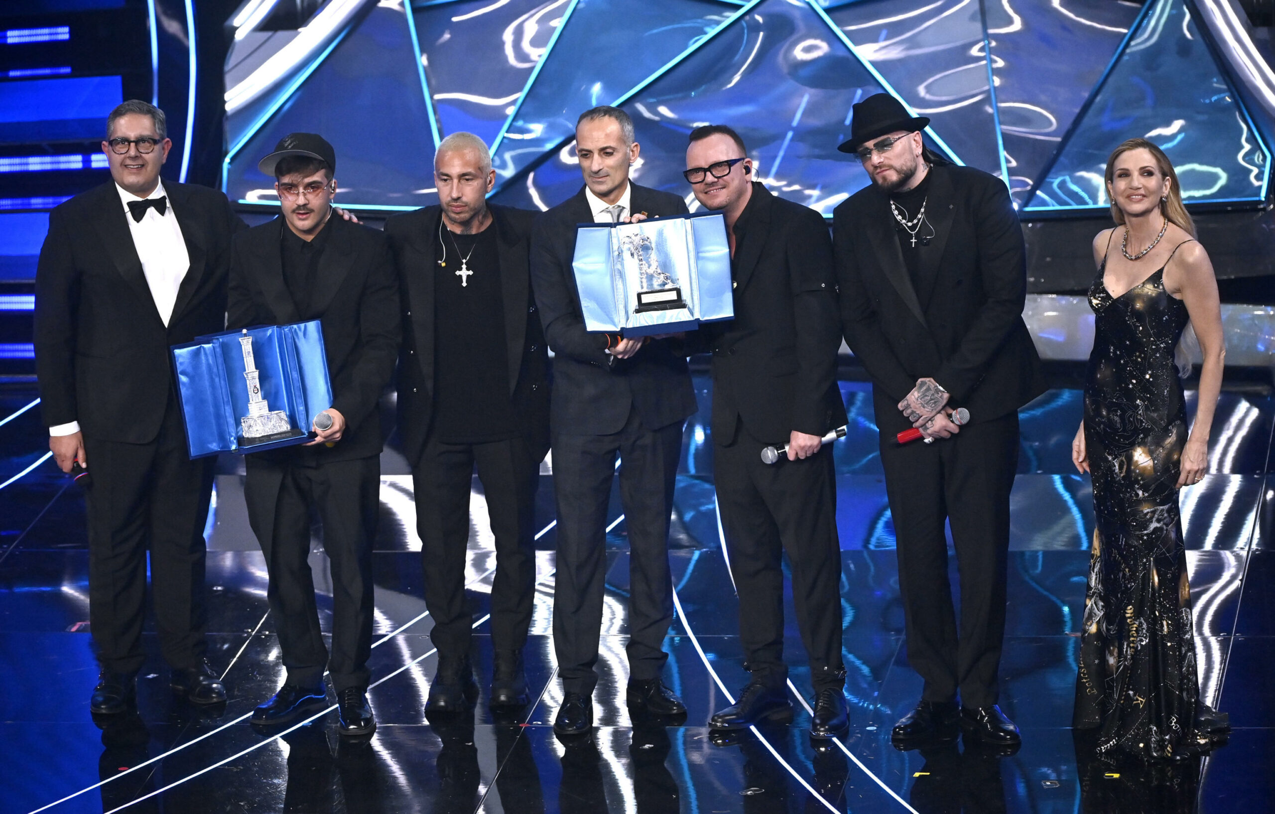 Sanremo 2024 Geolier Tra I Fischi E Il Silenzio Del Pubblico Dell