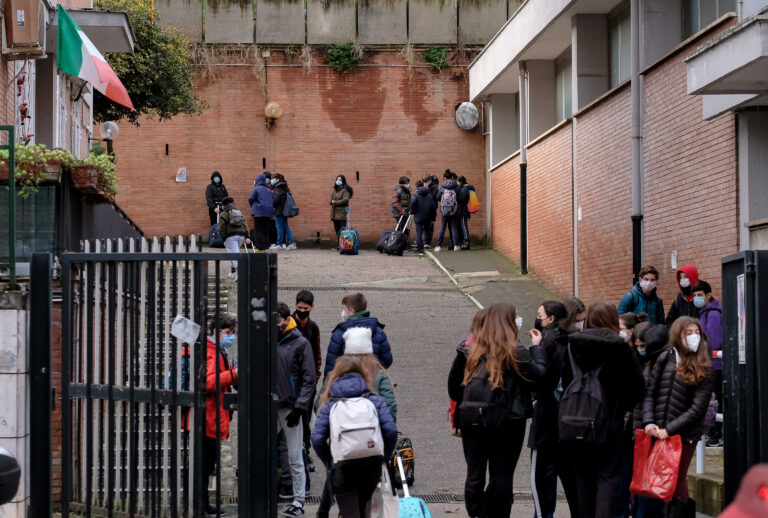 Foggia Altro Episodio Di Violenza A Scuola Preside Picchiato Dalla