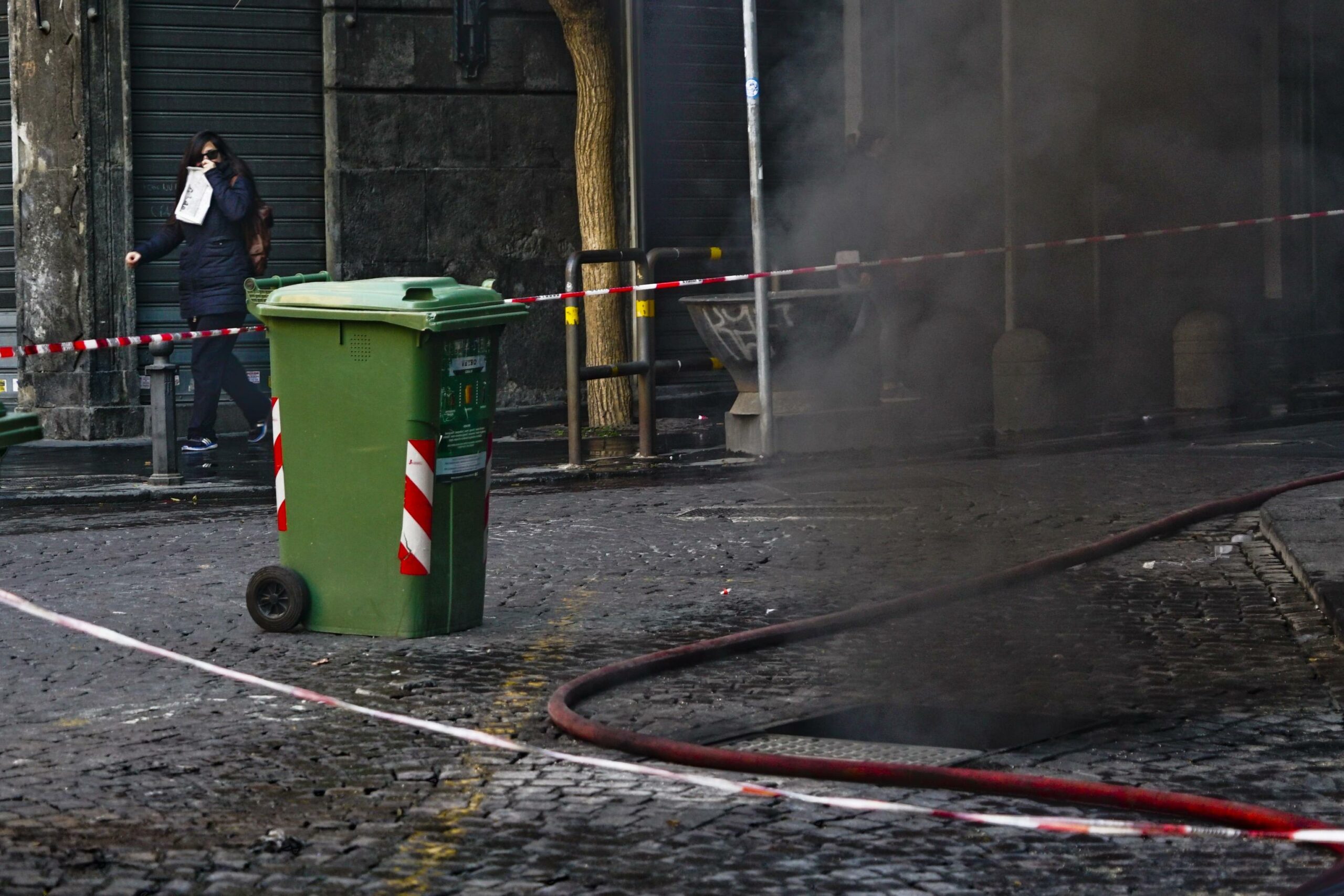 Napoli Incendio Alla Riviera Di Chiaia Fumo E Fiamme Da Un Officina