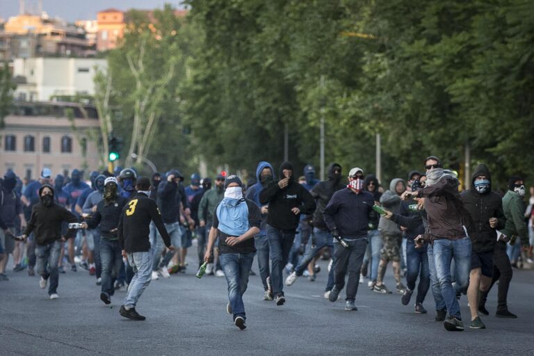 Roma Lazio Scontri Tra Tifosi Al Bar River Arrestati Due Ultras