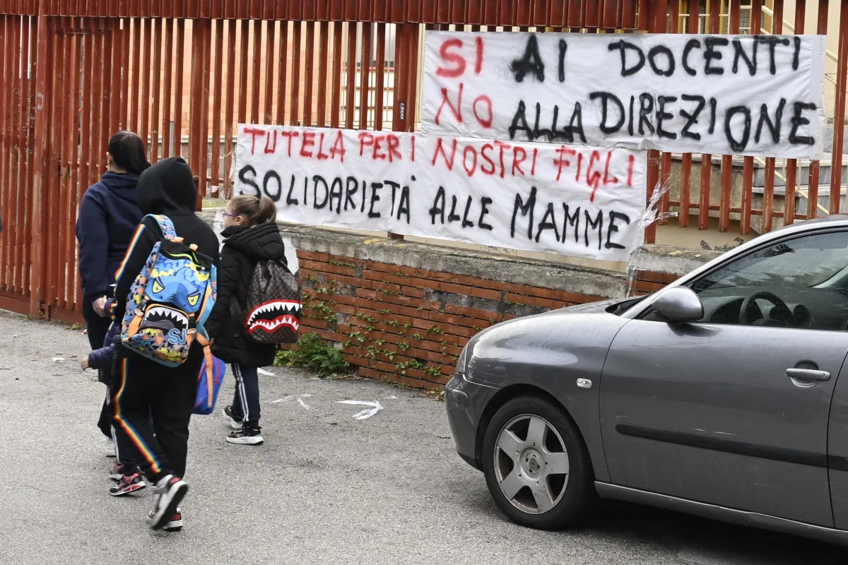 Arrestata prof aggredita dai genitori degli alunni nel Napoletano: è accusata di violenza sessuale