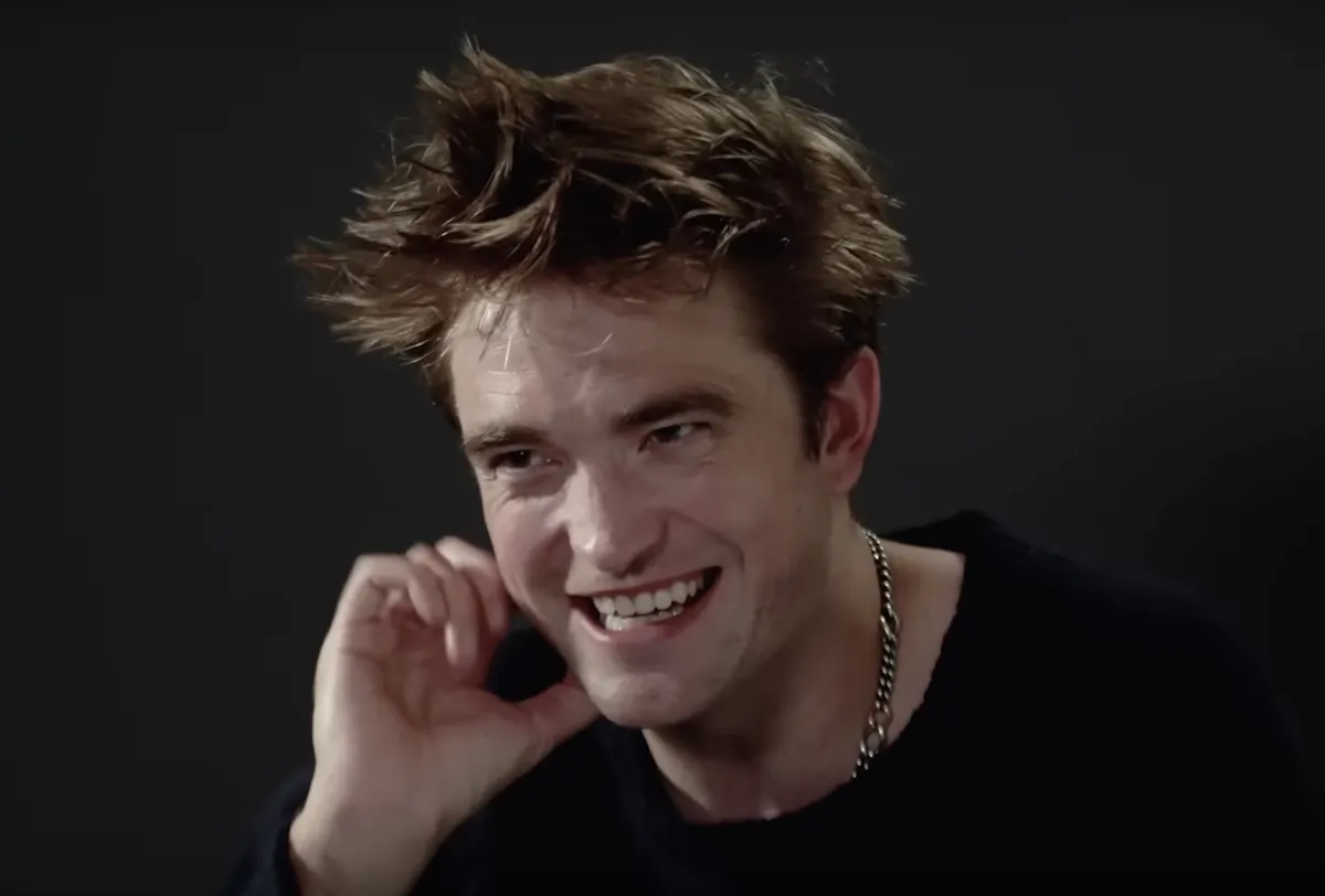 Robert Pattinson si prende gioco degli hater di Twilight, volto del maschilismo della cultura nerd