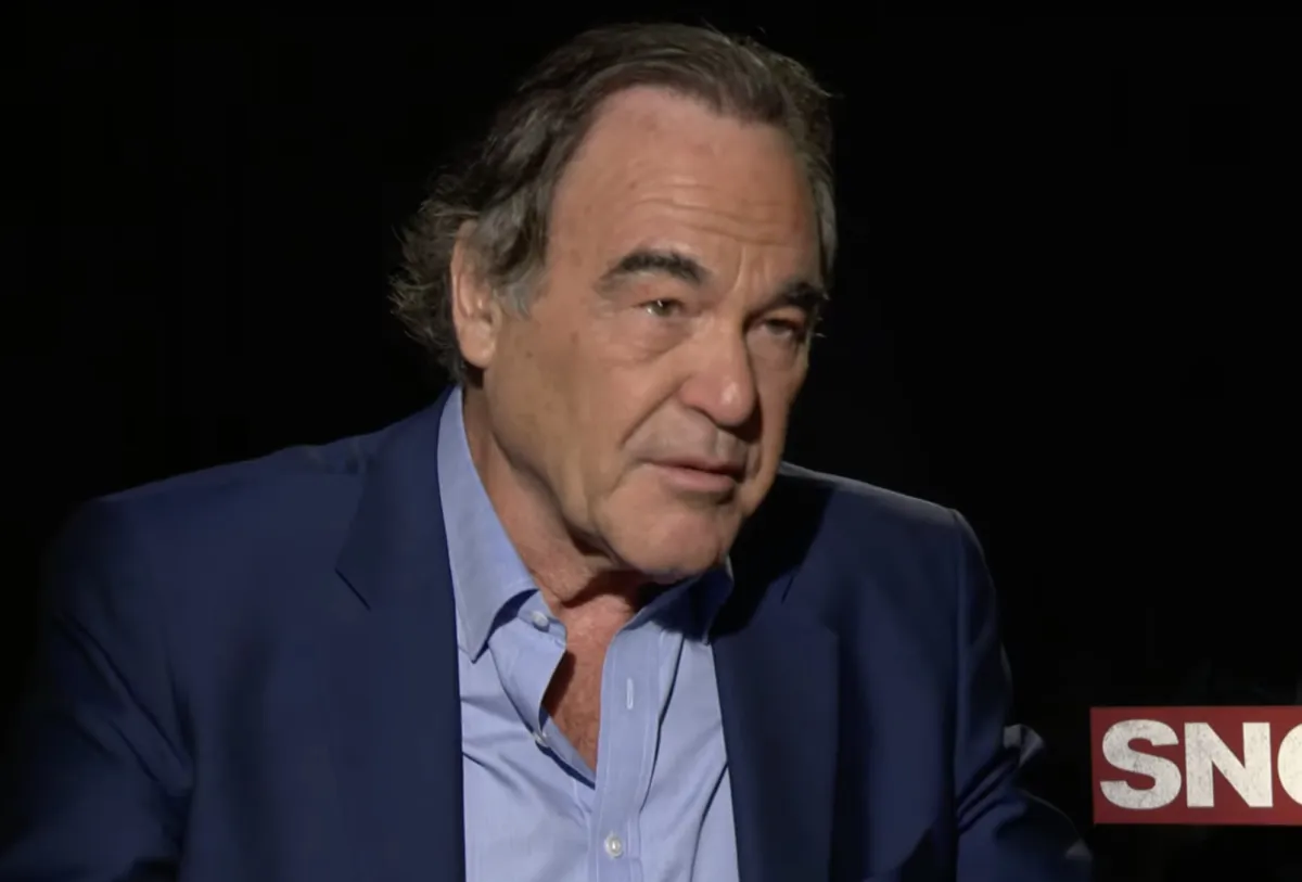 Donald Trump elogiato da Oliver Stone per aver desecretato gli atti sull'omicidio Kennedy