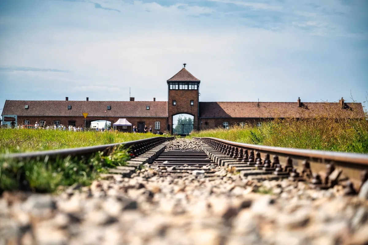 L'ultimo bambino di Auschwitz: "Dai lager non si esce mai"