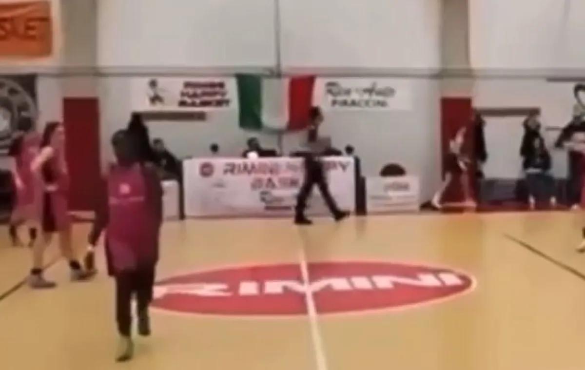 Insulti razzisti in una partita di basket giovanile