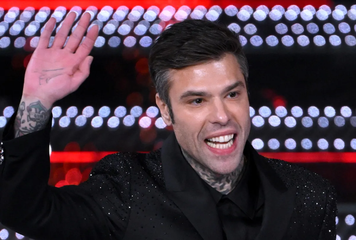 Cosa annuncerà Fedez lunedì? I fan attendono nuovo album e tour