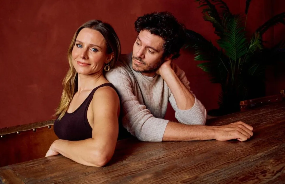 Il secondo capitolo di Nobody Wants This con Adam Brody, amore e fede in collisione