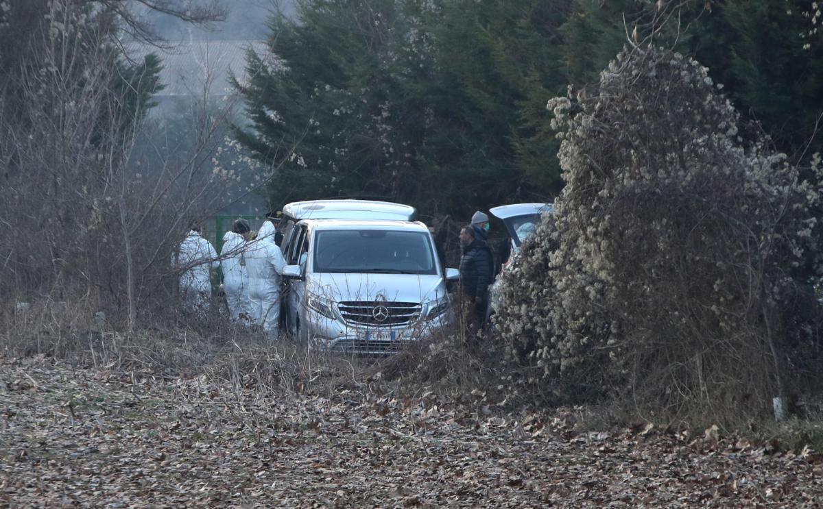 Uomo ucciso a Livorno con fucile in un campo, sospettato un parente…