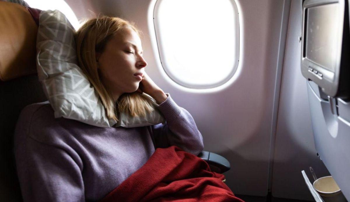 Come riuscire a dormire in aereo, ecco i consigli per fare un viaggio riposante