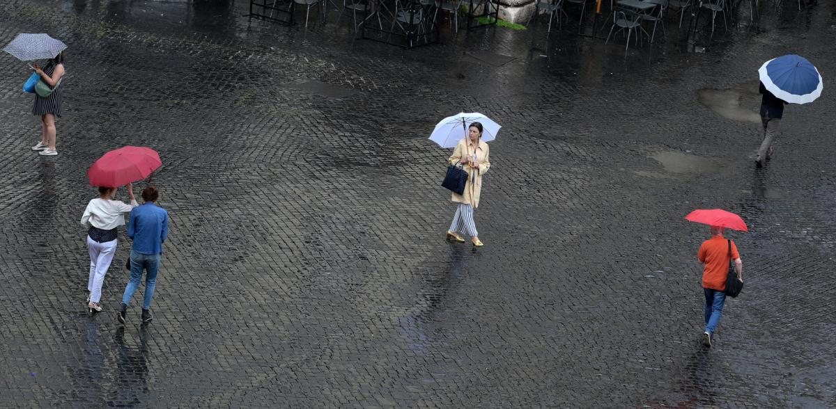 Nubifragio a Siena, le strade diventano fiumi in piena. Allagata un…