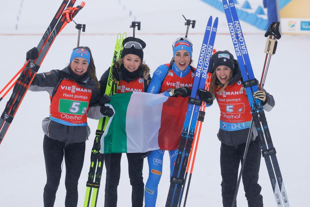 Medaglia d’oro per le ragazze del biathlon nella staffetta femminil…