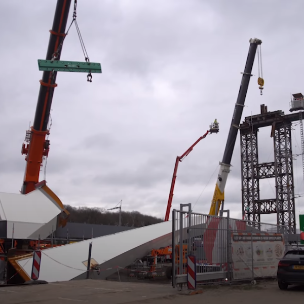 Paesi Bassi, crollato un ponte in costruzione a Lochem: due morti e due feriti | VIDEO