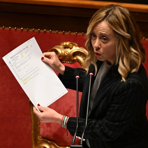 Meloni porta in Senato il fax firmato da Di Maio per autorizzare il Mes: “Un pacco lasciato al governo successivo” | VIDEO