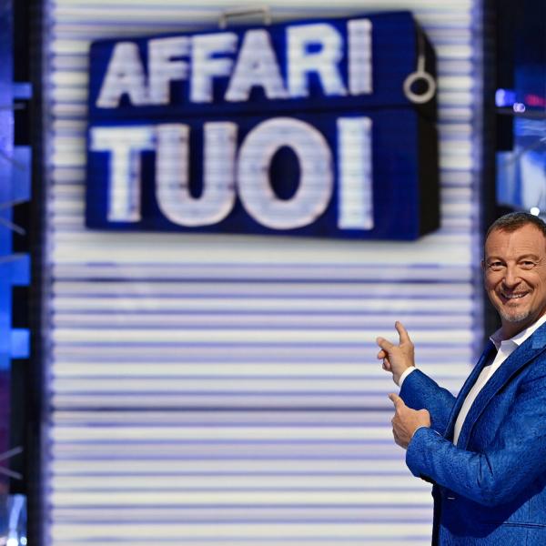 Chi è Pasquale Romano, il “dottore” di affari tuoi? Età, dov’è nato, moglie e carriera dell’autore tv