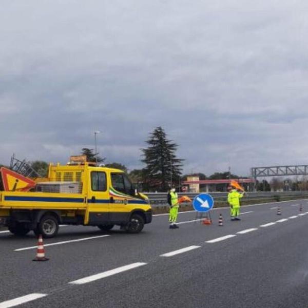 Cosenza, incidente sull’A2 all’altezza di Rogliano: scontro tra un’auto e un furgone, un morto e due feriti