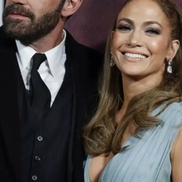 Jennifer Lopez matrimonio romantico “al collo” sui social