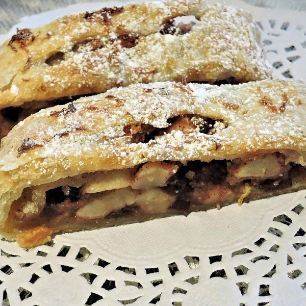 Come fare lo strudel di mele, ricetta originale del Trentino Alto Adige