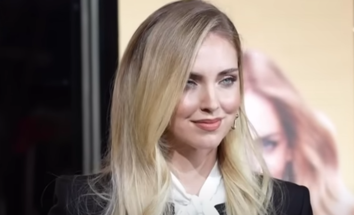 Chiara Ferragni riceve rose di consolazione, il messaggio su Instagram: “Gli amici ci sono quando ne hai bisogno” | FOTO