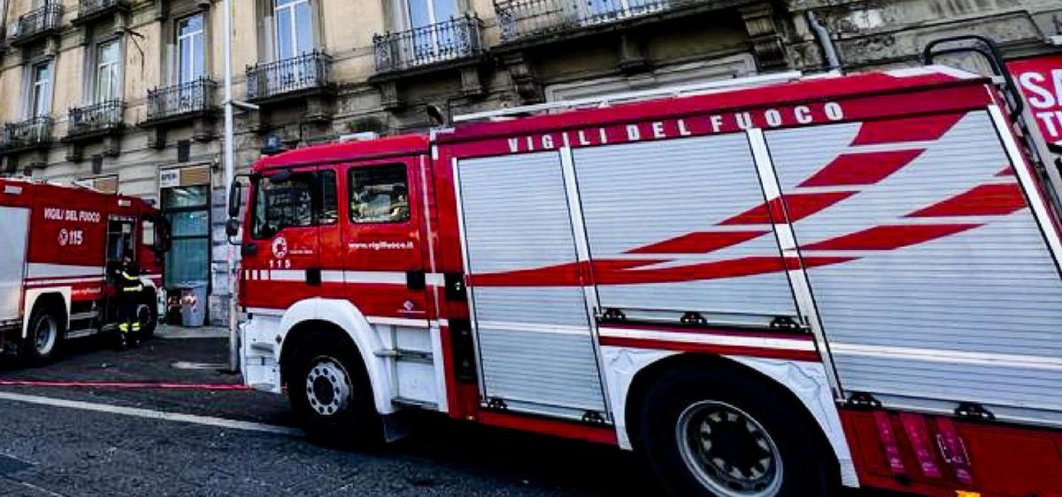 Grosso incendio in un appartamento di Napoli. Ci sono persone blocc…