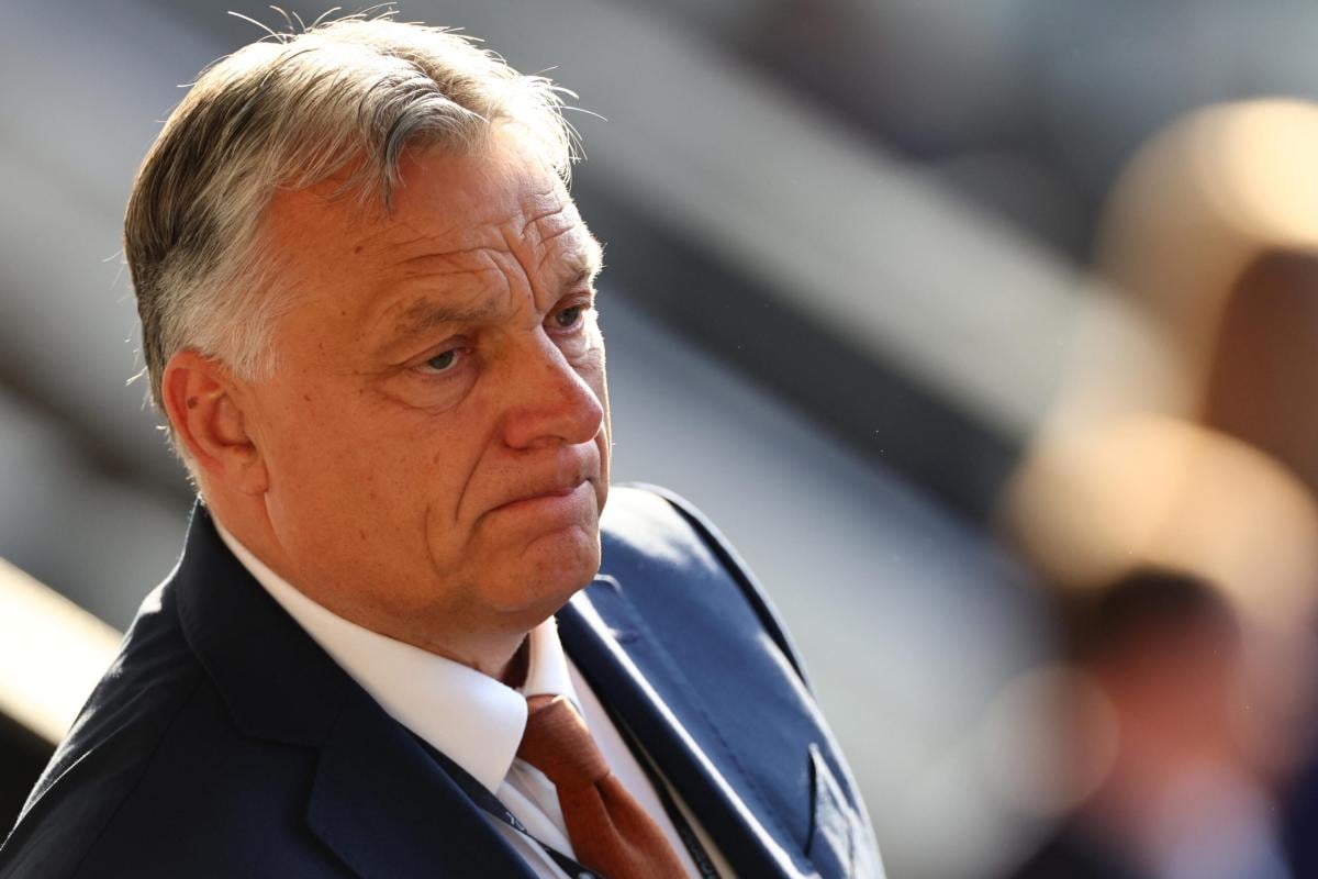 Ungheria, il premier Orban aggredito da un manifestante durante una conferenza stampa al Parlamento Europeo | VIDEO