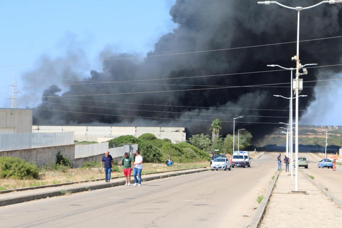 Sassari, incendio nella ditta di rifiuti: proseguono le operazioni …