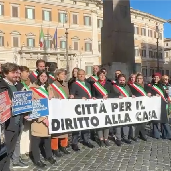 Protesta emergenza casa, centrosinistra in piazza con sindaci e assessori: “Governo dia risposte”