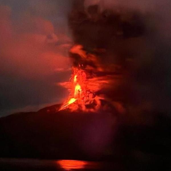 Indonesia, nuova eruzione del vulcano Ruang: evacuate 12mila persone, rischio tsunami