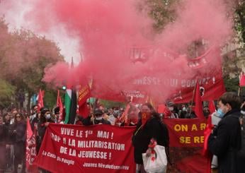 Francia, manifestazione del Primo Maggio a Parigi: presenti 50mila persone in piazza, scontri tra manifestanti e forze dell’ordine. Tensioni a Nantes e Lione | VIDEO