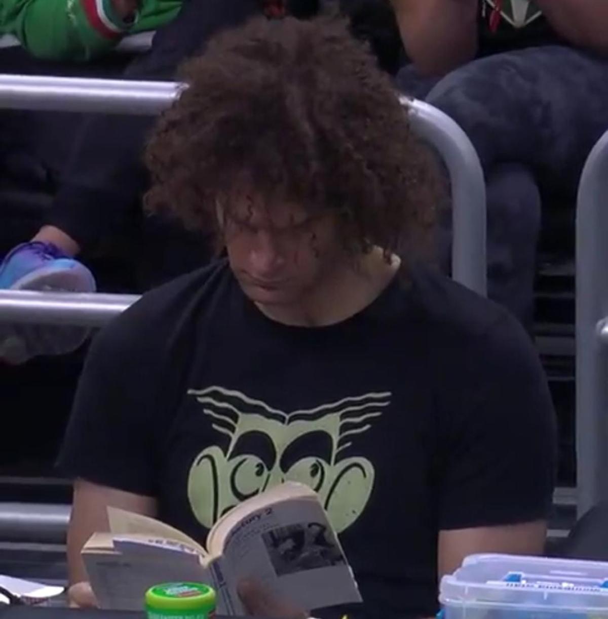 NBA, Robin Lopez viene scambiato dai Bucks e “vede” la partita leggendo un libro a bordo campo | VIDEO