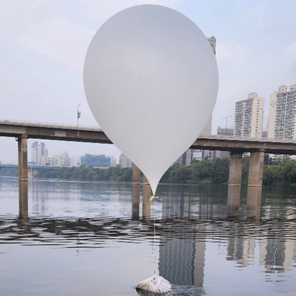 Corea del Nord, lanciati oltre 300 palloncini carichi di spazzatura al Sud. Seul riprende propaganda anti Pyongyang