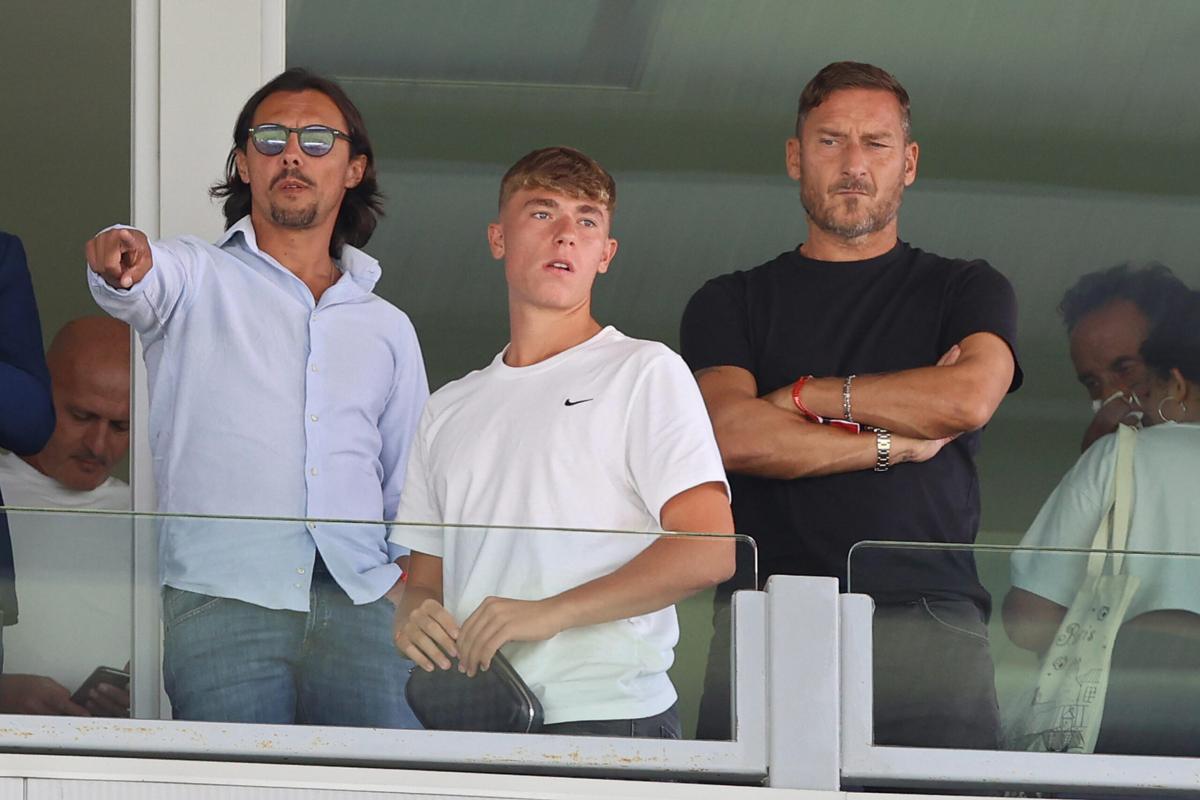 Totti e Ilary allo stadio a vedere Cristian, ma è gelo: seduti ai lati opposti della tribuna e nessun saluto