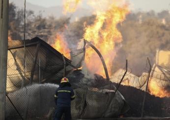 Emergenza incendi in Grecia, fiamme alte anche 25 metri: trovato cadavere in una fabbrica. In arrivo gli aiuti Ue | FOTO E VIDEO