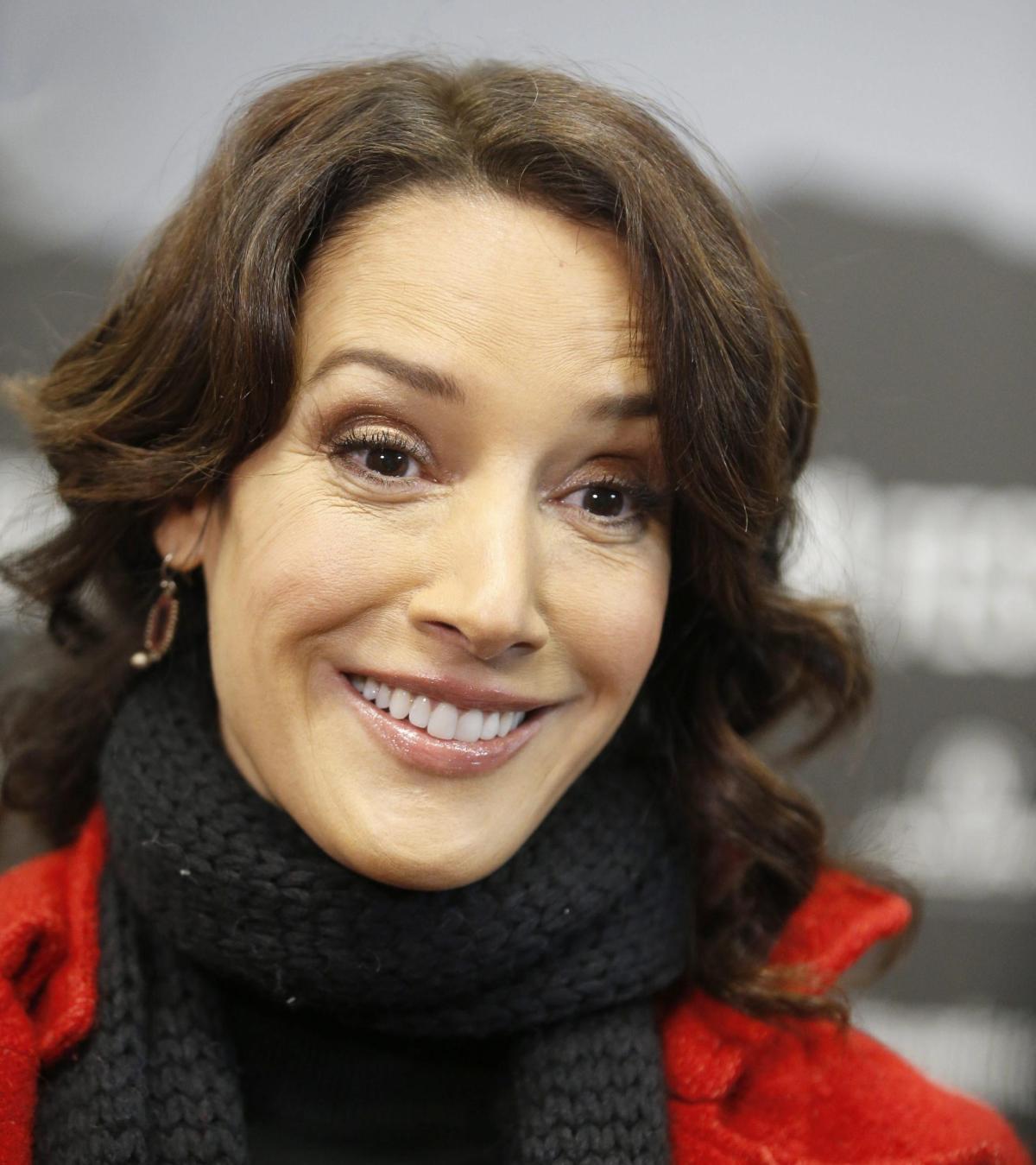 Jennifer Beals compie 60 anni, fece sognare una generazione sulle ali di “Flashdance”. Tante le connessioni con l’Italia