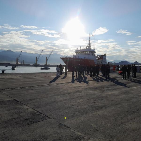 Migranti sbarcano a Marina di Carrara: oltre 260 persone a bordo della Ocean Viking, tra loro 37 minori