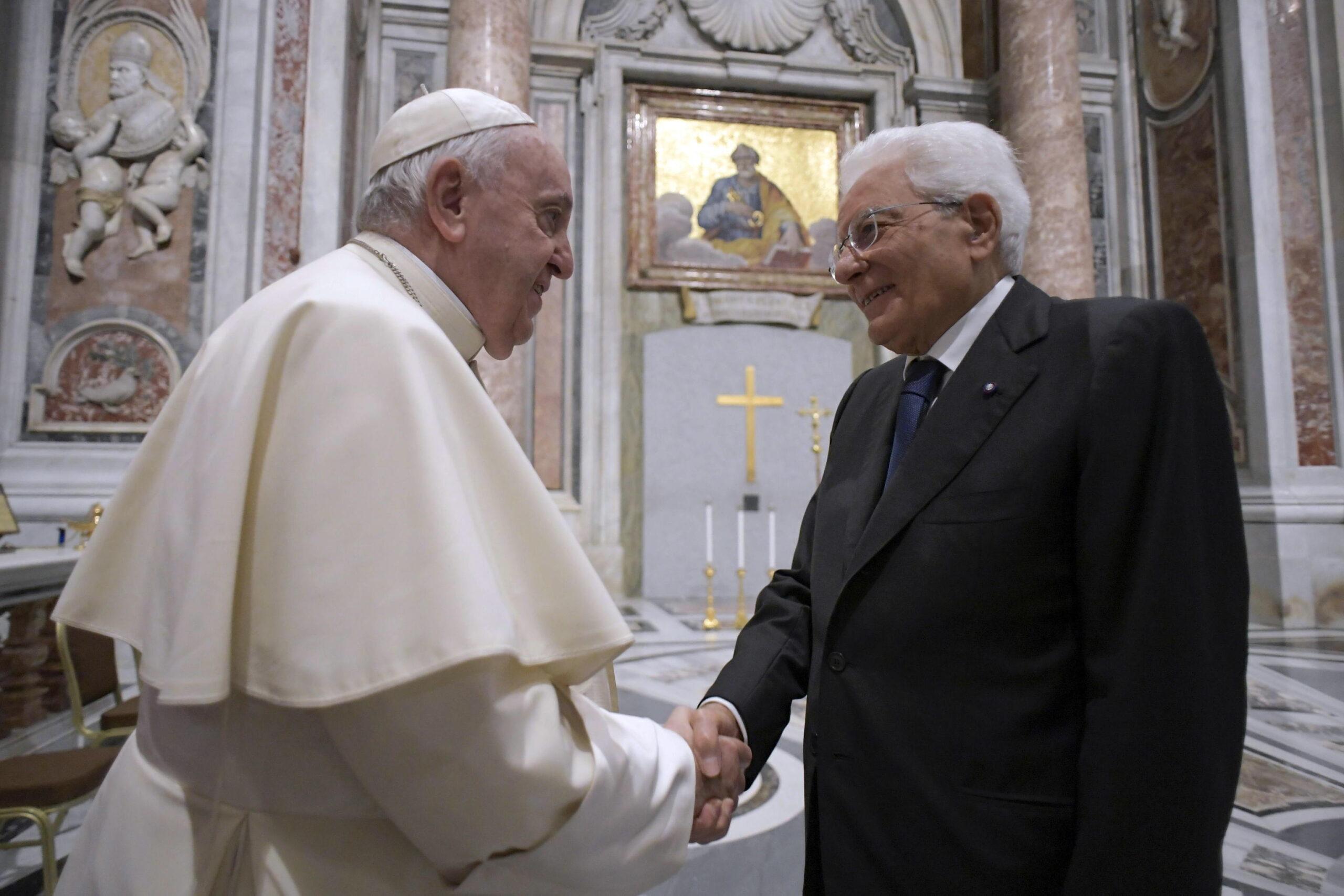 Papa Francesco consegna a Mattarella il premio Paolo VI: “L’Italia non dimentica rinuncia a meritato riposo”