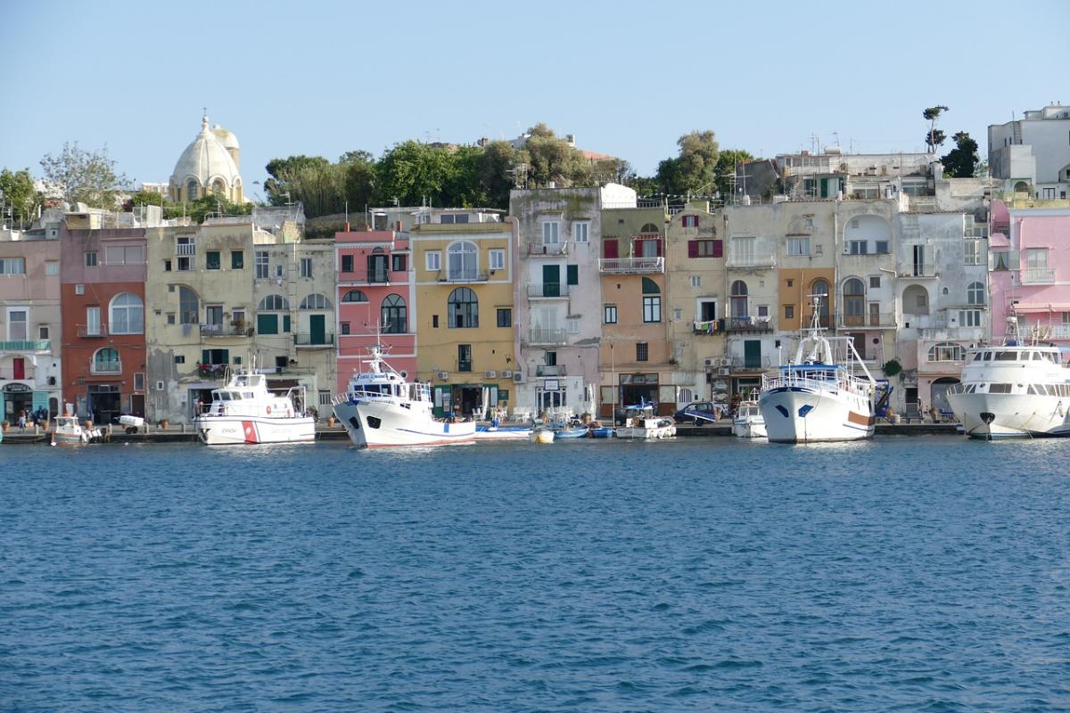 Qual è il posto più bello di Procida oltre alle spiagge?