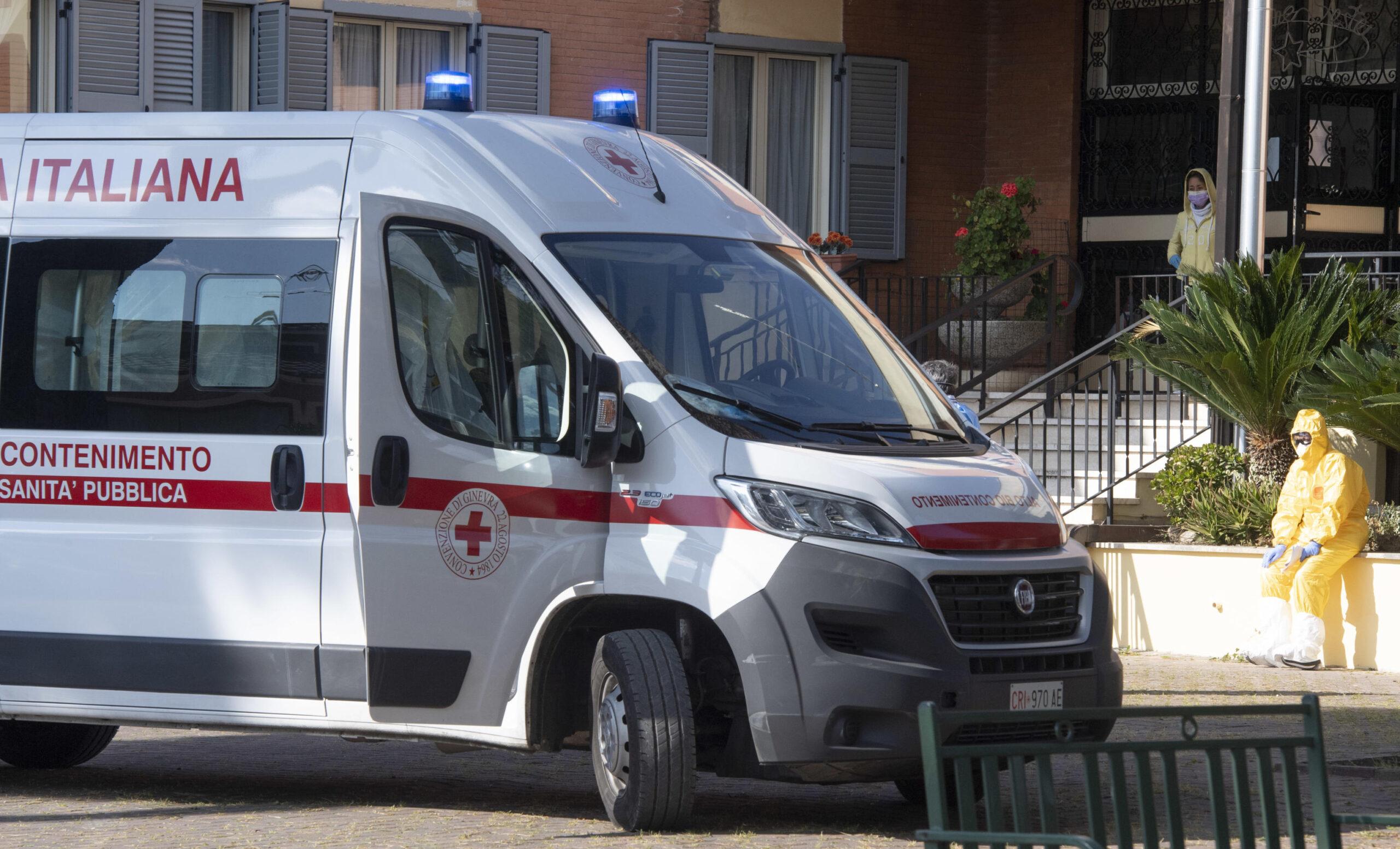 Varese, crolla un albero davanti l’oratorio a Luino: 8 feriti, 5 sono bambini