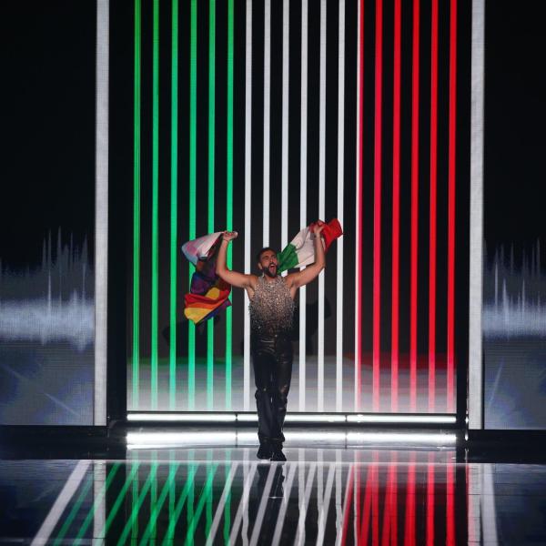 Mengoni vince il premio della critica all’Eurovision Song Contest 2023 e sfila con tricolore e bandiera LGBTQ+