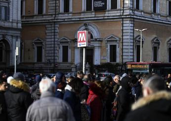 Metro A Roma interrotta oggi, uomo si lancia sui binari