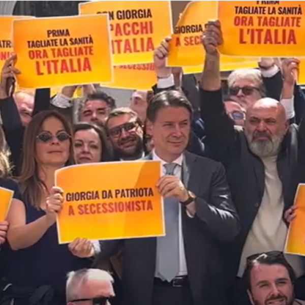 Autonomia, flash mob M5S a Chigi. Conte: “Questo Governo spacca il Paese. Giuseppe sulla scheda? Ma non scherziamo!” | VIDEO